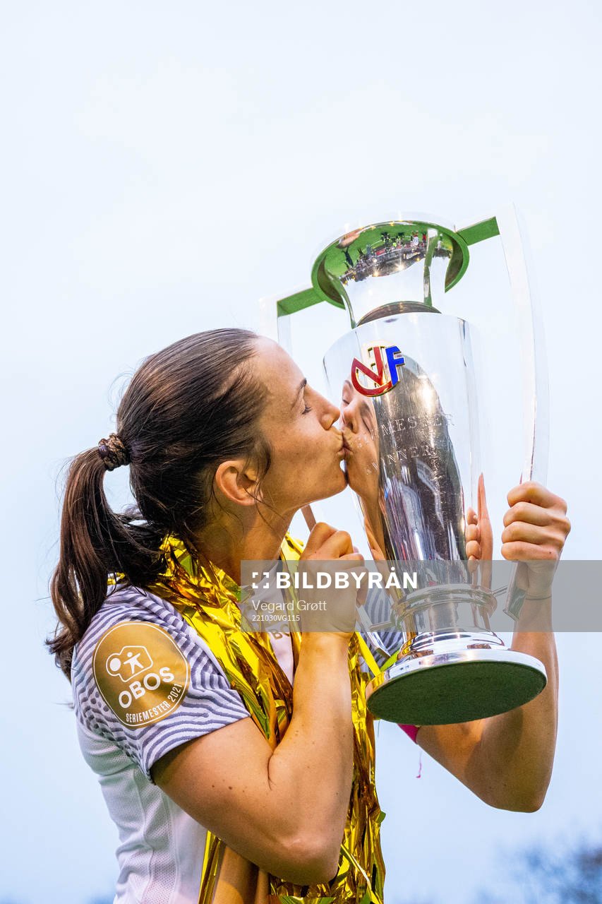 Tuva Hansen of Brann kisses the trophy