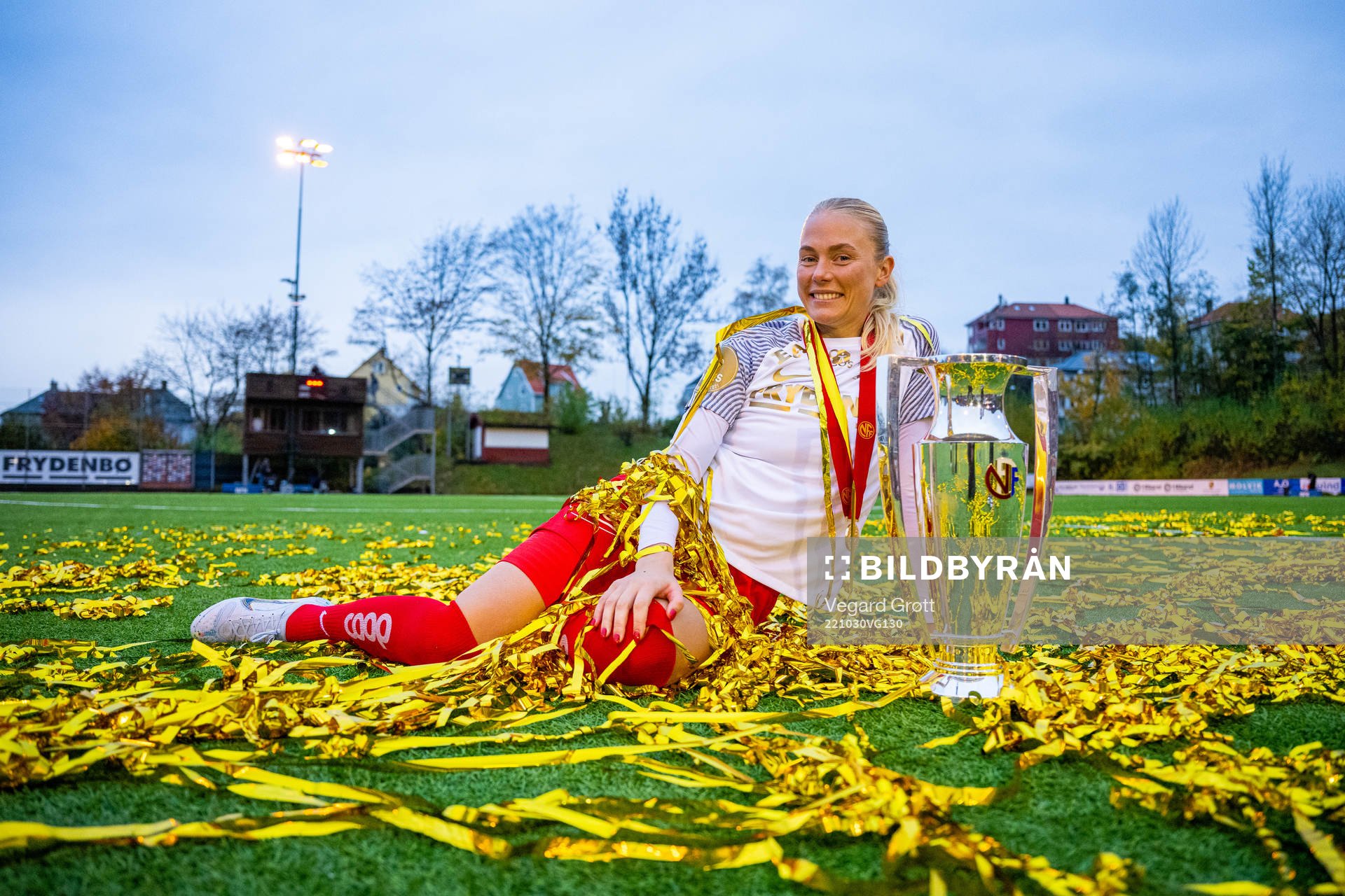Guro Bergsvand of Brann celebrates with the trophy