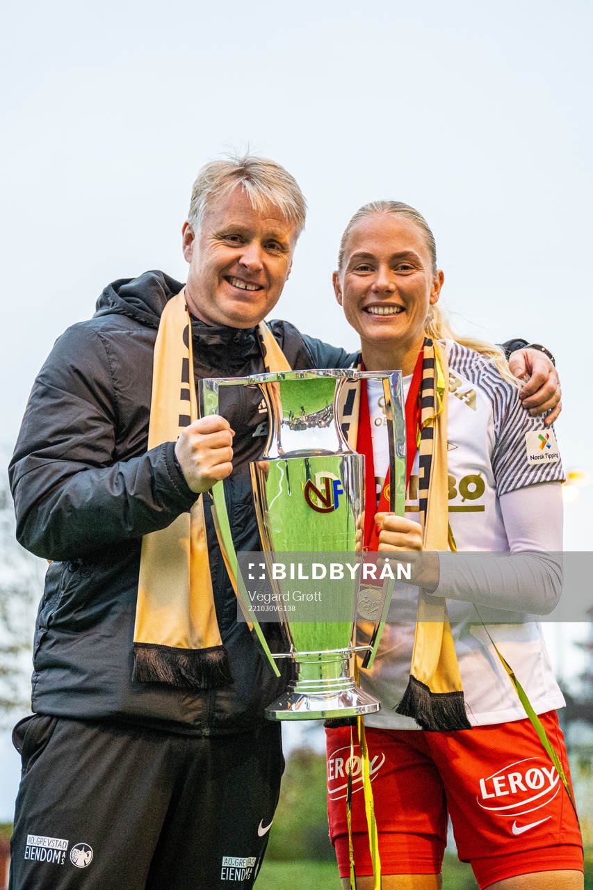 Kjetil Lone, coach of Brann, and Guro Bergsvand celebrate