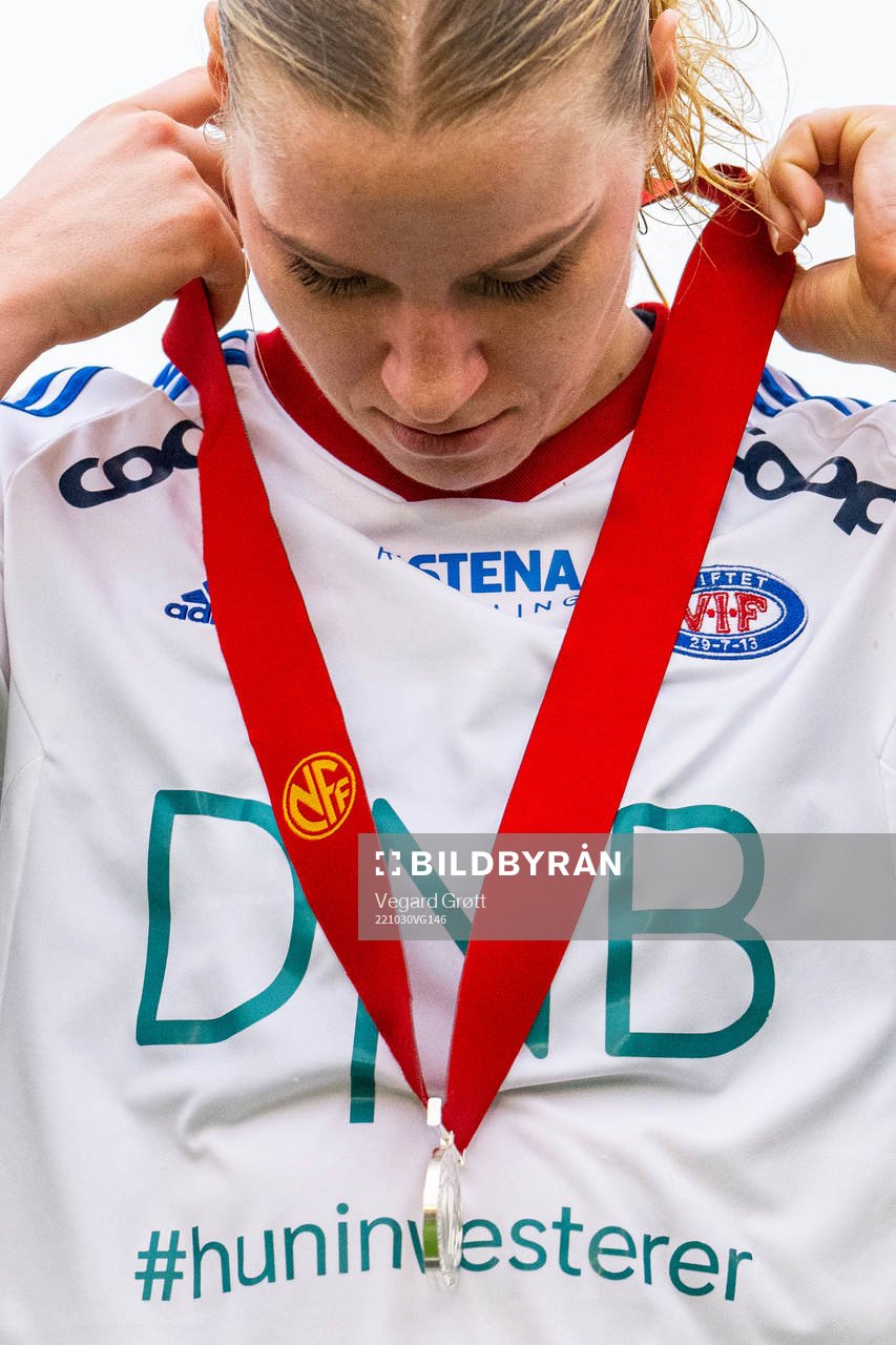 Camilla Huseby of Vålerenga with the silver medal
