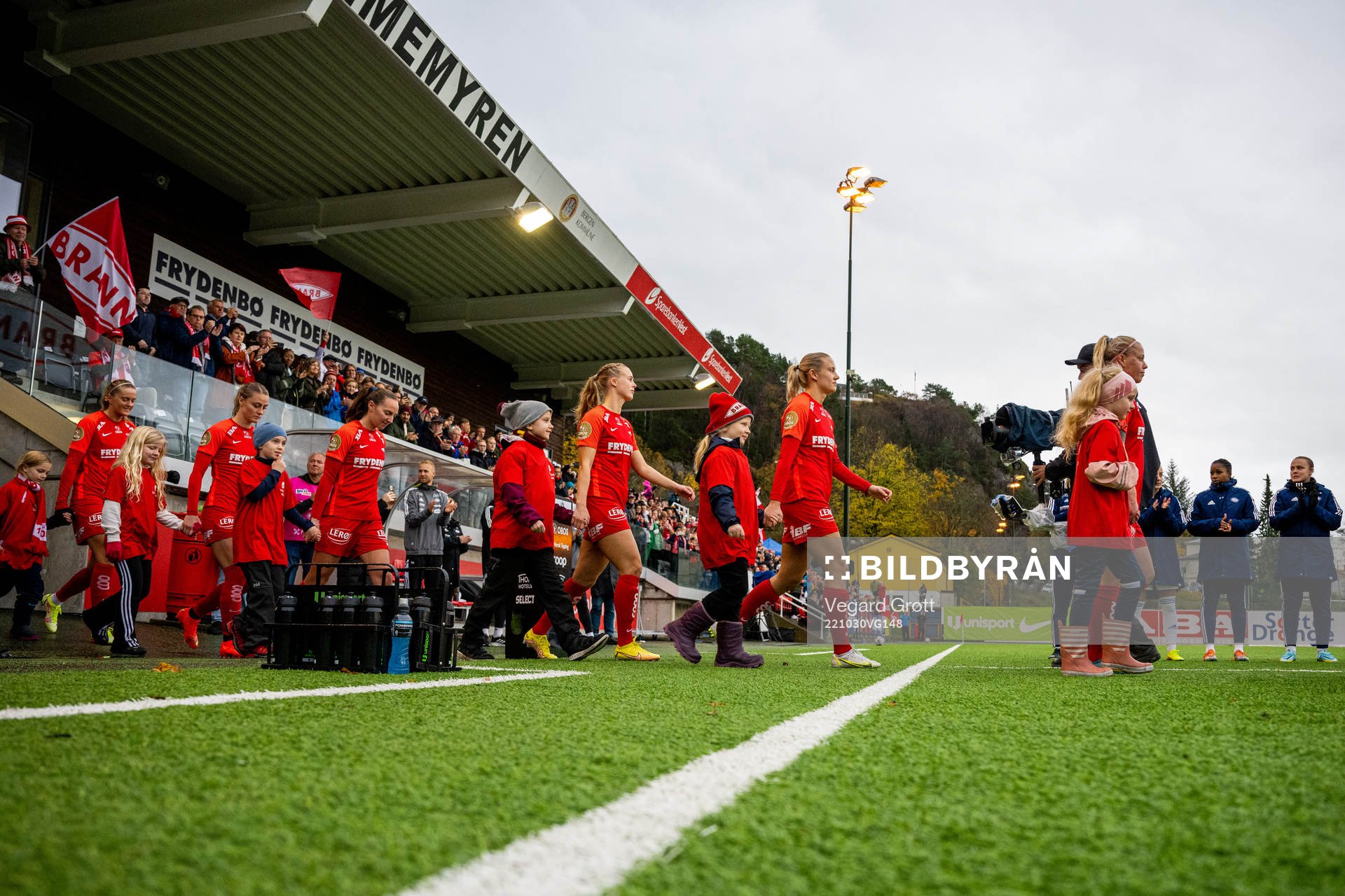 Nora Eide Lie, Lisa Fjeldstad Naalsund and players of Brann