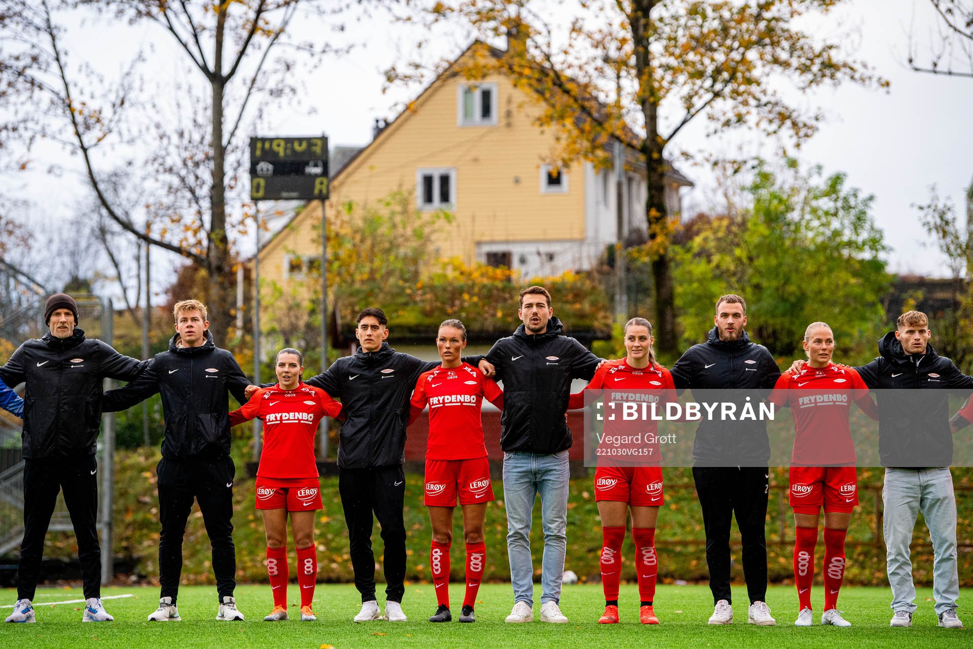 Vegard Leikvoll Moberg, Aune Selland Heggebø, Cecilie Redisch Kvamme, Svenn Crone, Ingrid Østervold Stenevik, Fredrik Pallesen Knudsen, Svava Ros Gudmundsdottir, goalkeeper Markus Olsen Pettersen, Guro Bergsvand and Ole Didrik Blomberg of Brann ahead of the Toppserien football match between Brann and Vålerenga on October 30, 2022 in Sandviken.