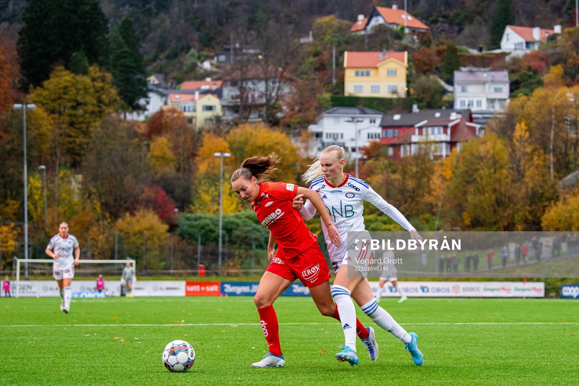 Marit Bratberg Lund of Brann and Karina Sævik of Vålerenga