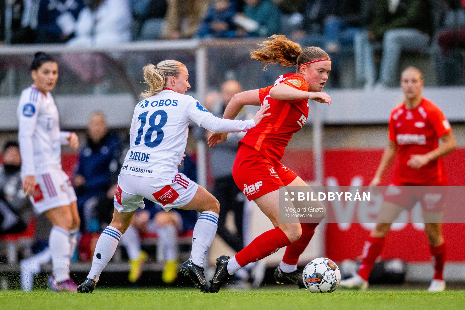 Thea Bjelde of Vålerenga and Signe Gaupset of Brann