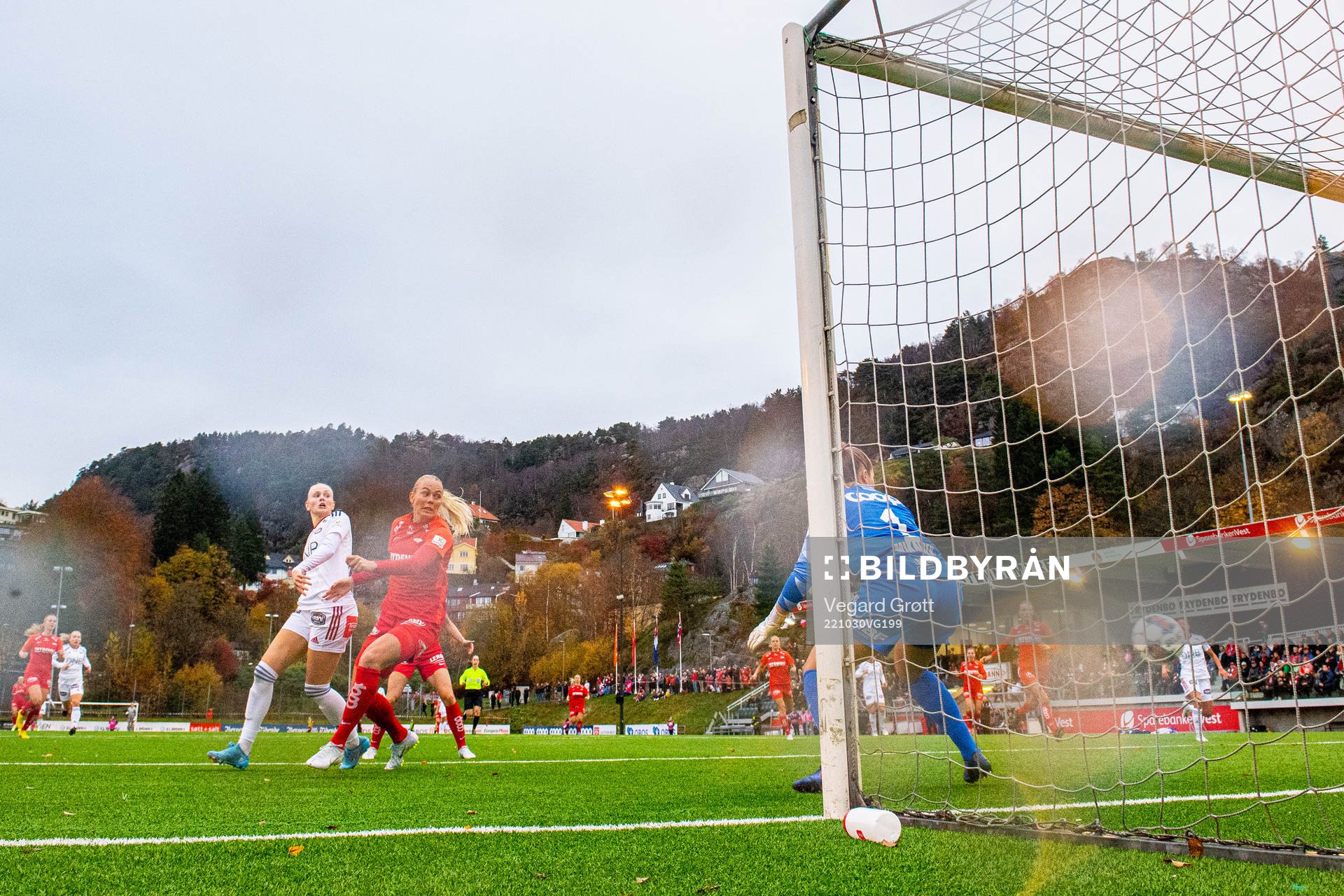 Karina Sævik of Vålerenga scores the 1-1 goal past Guro
