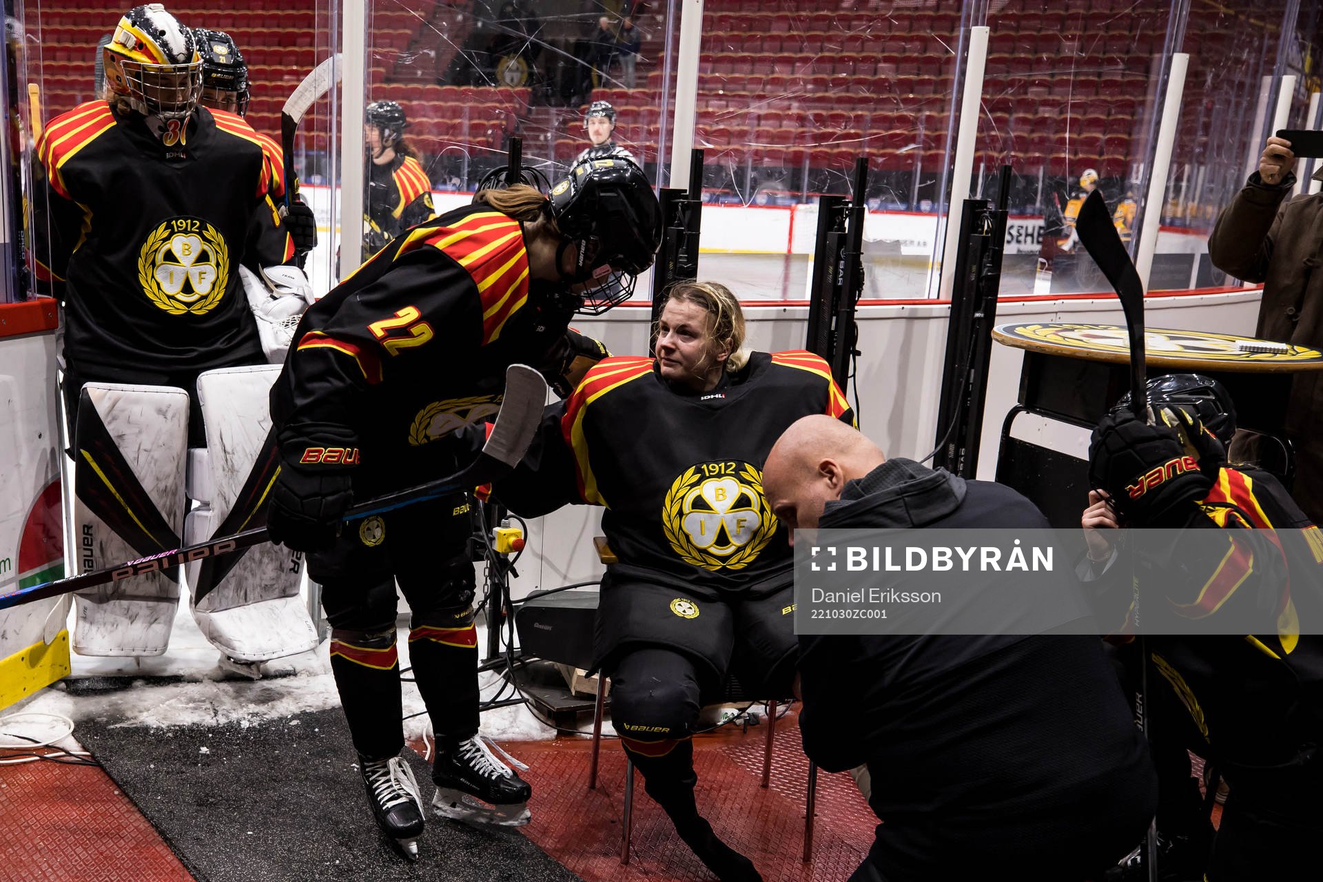Brynäs målvakt Klara Peslarova skadas