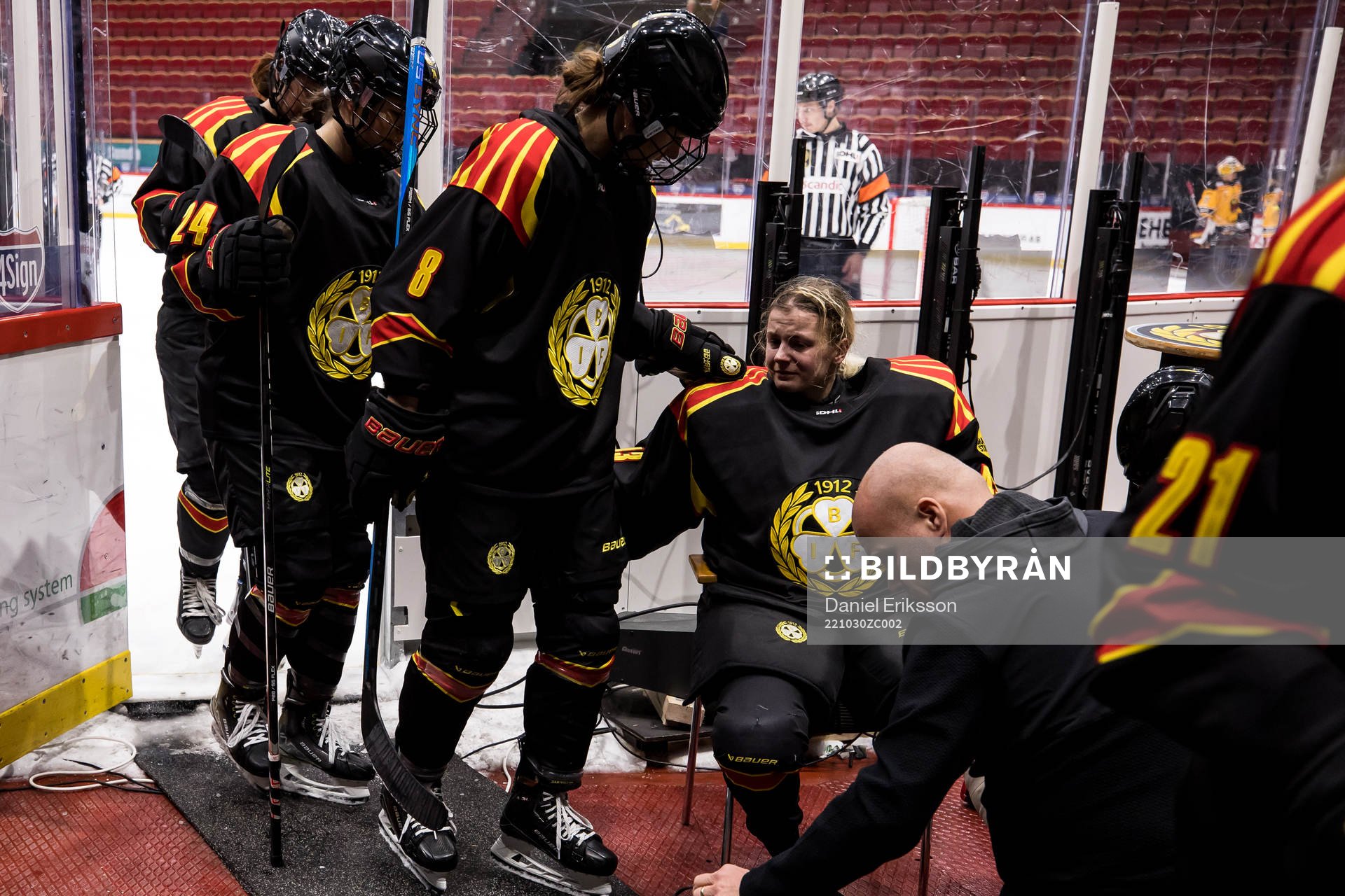 Brynäs målvakt Klara Peslarova skadas