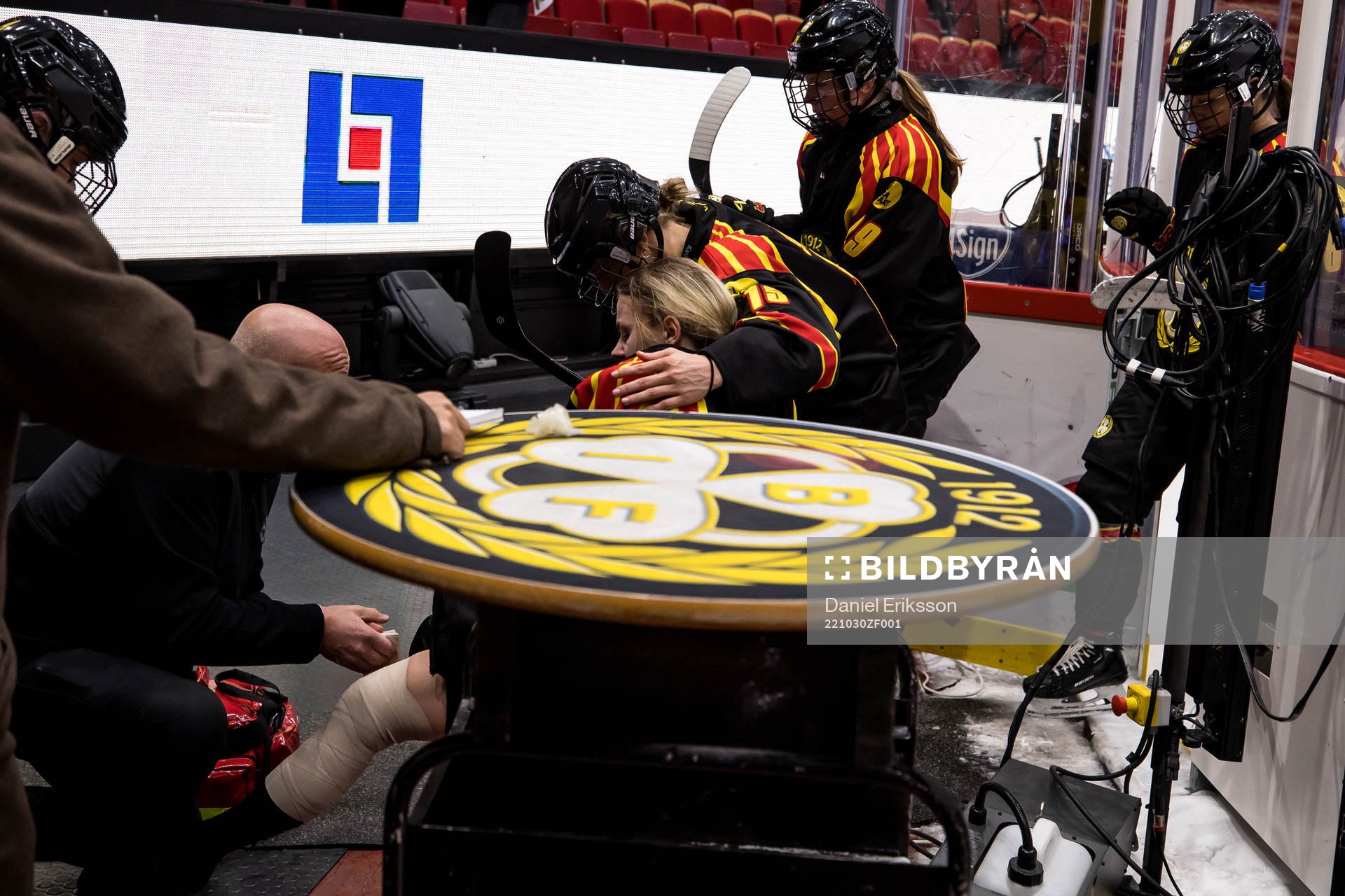 Brynäs målvakt Klara Peslarova skadas