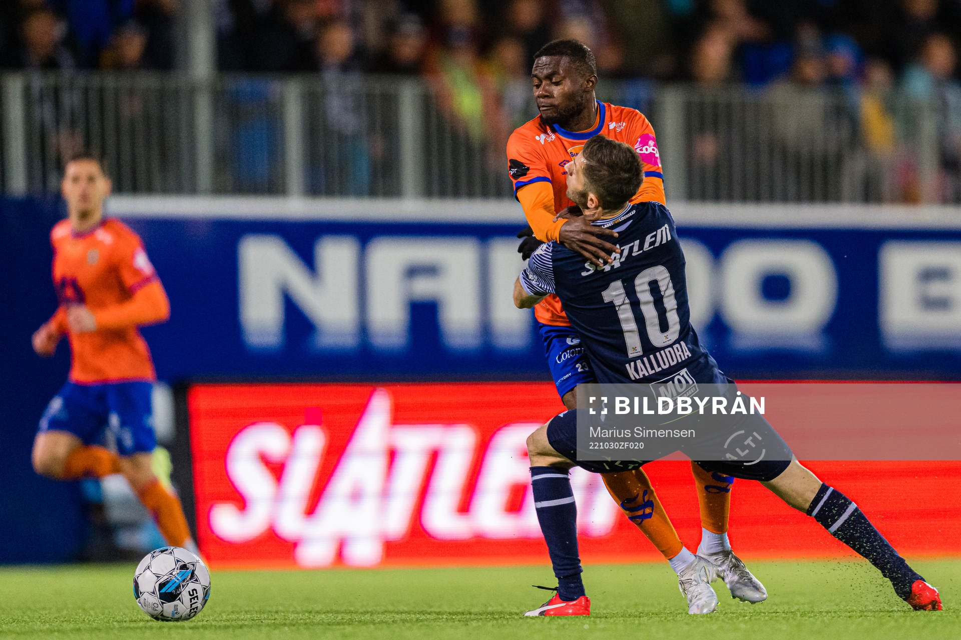 Gilbert Koomson of Aalesund and Liridon Kalludra of Kristiansund during the Eliteserien match between Kristiansund and Aalesund on October 30, 2022 in Kristiansund.