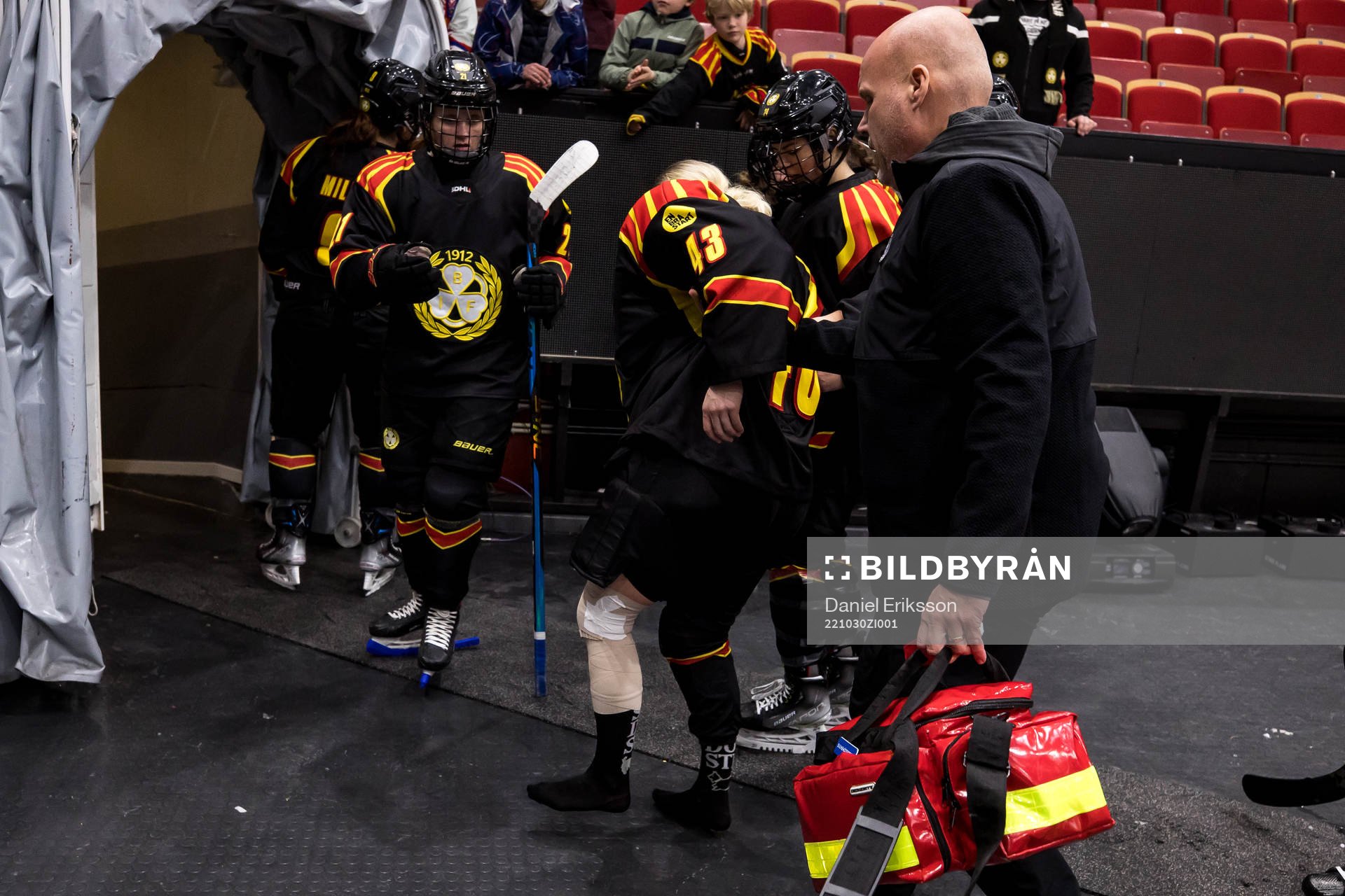Brynäs målvakt Klara Peslarova skadas