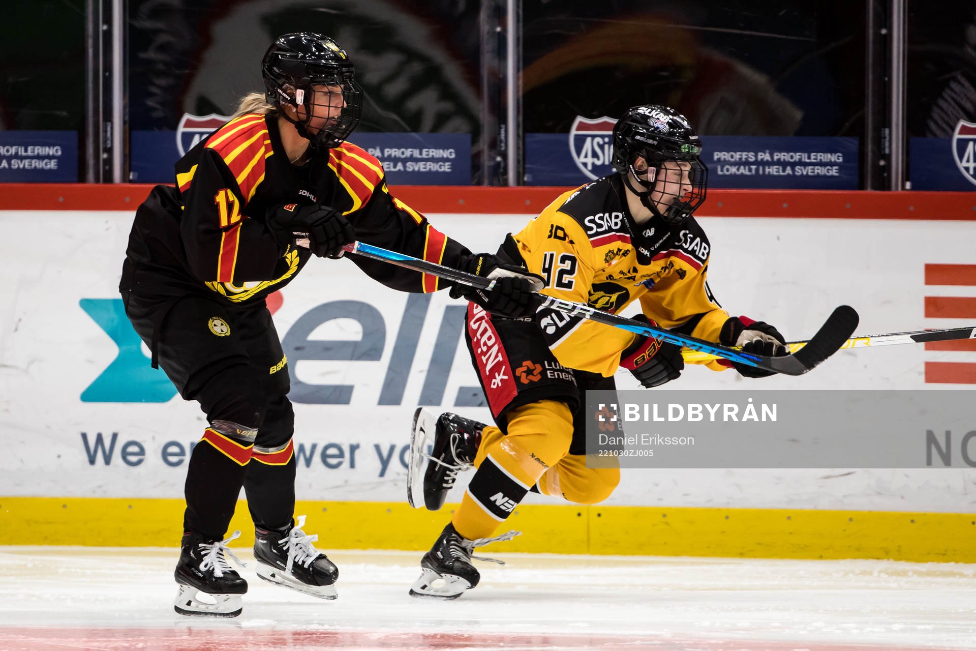 Brynäs Mina Waxin och Luleås Viivi Vainikka