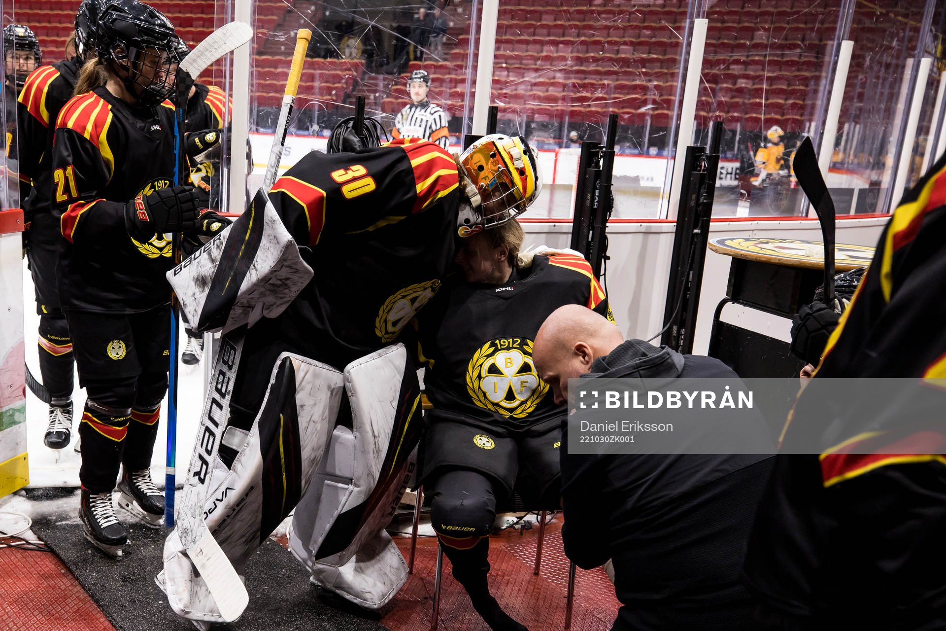 Brynäs målvakt Klara Peslarova skadas