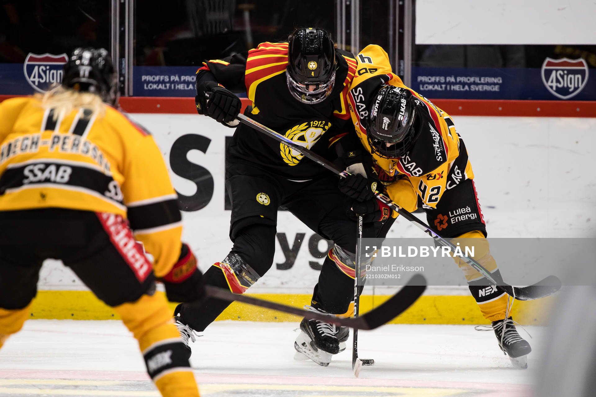 Brynäs Rosa Lindstedt och Luleås Viivi Vainikka