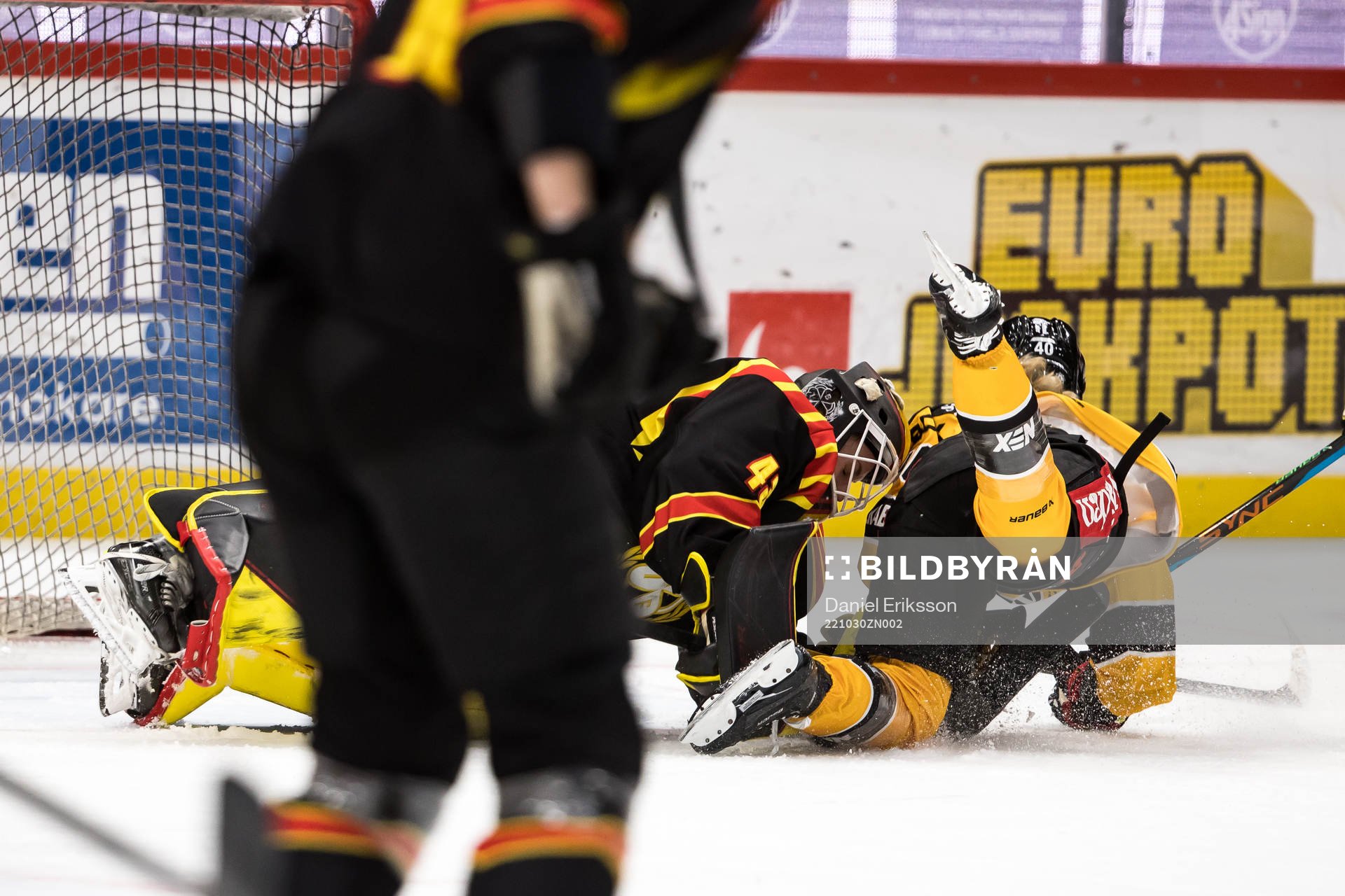 Brynäs målvakt Klara Peslarova och Luleås Noora Tulus