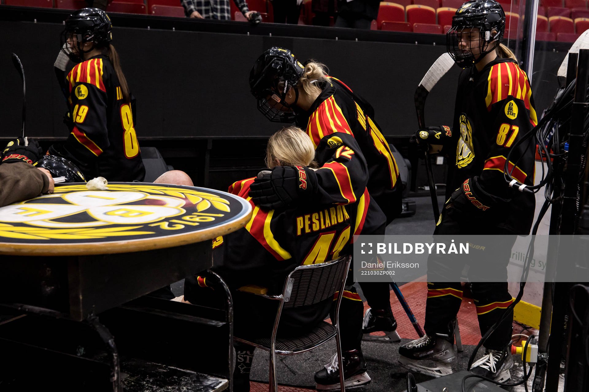 Brynäs målvakt Klara Peslarova skadas