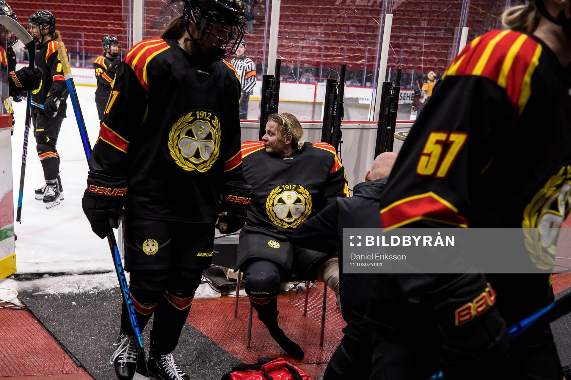 Brynäs målvakt Klara Peslarova skadas