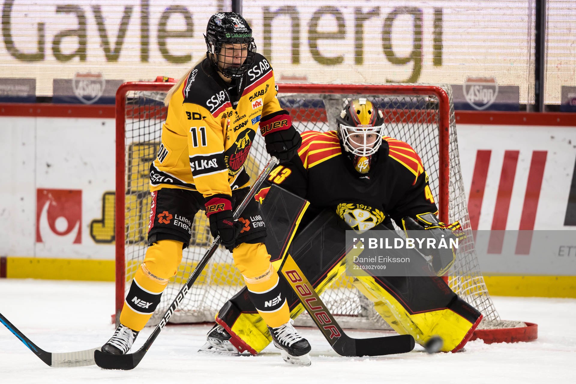 Luleås Josefine Persson och Brynäs målvakt Klara