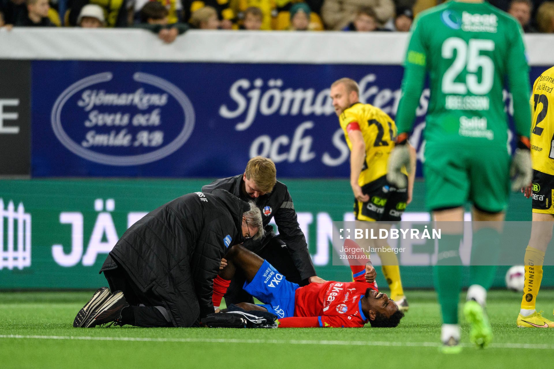 Helsingborgs Taha Ali har ont och får läkarvård