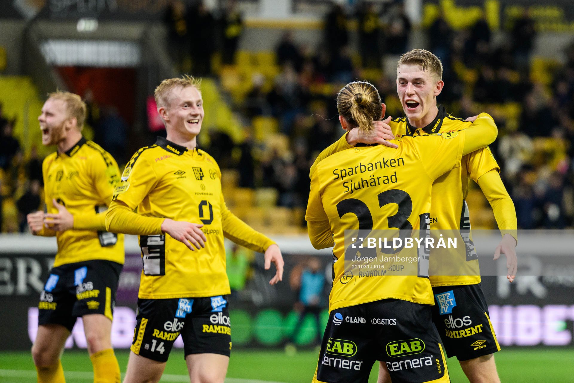Elfsborgs Alexander Bernhardsson jublar med Niklas Hult