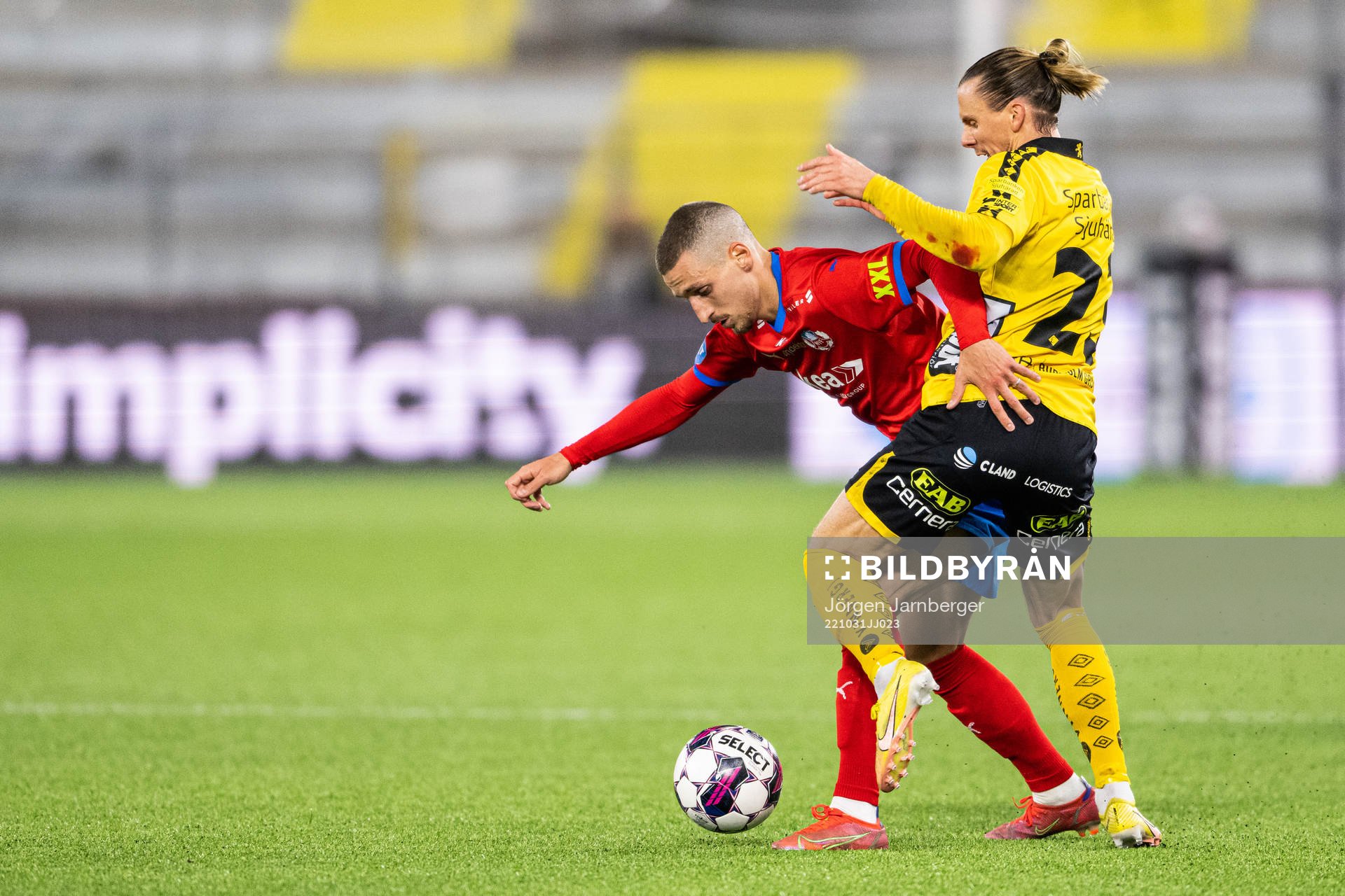Helsingborgs Arian Kabashi och Elfsborgs Niklas Hult