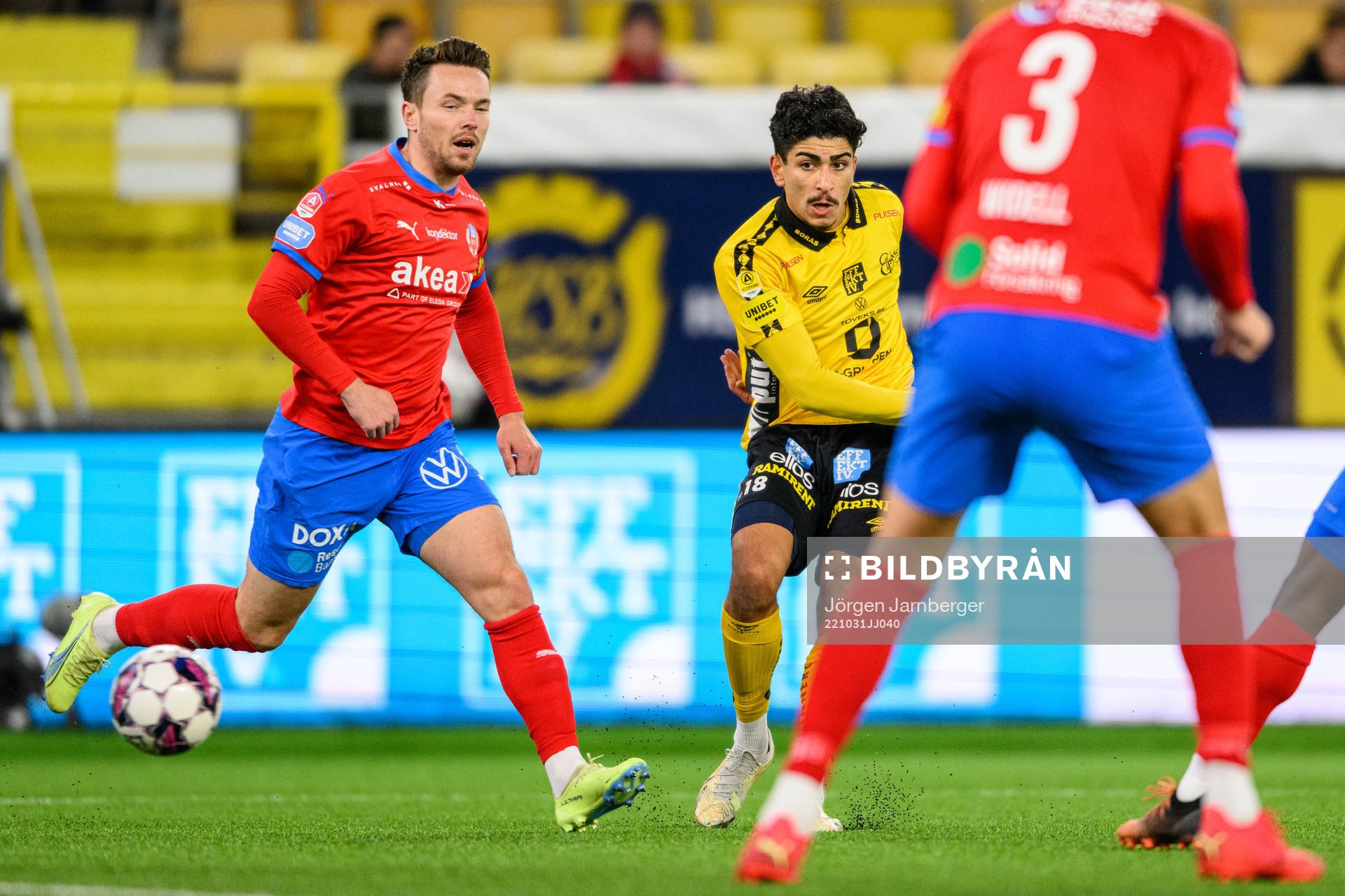 Helsingborgs Viljormur Davidsen och Elfsborgs Ahmed Qasem under fotbollsmatchen i Allsvenskan mellan Elfsborg och Helsingborg den 31 oktober 2022 i Borås.