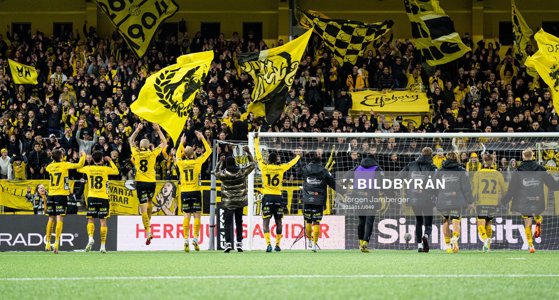Elfsborgs spelare tackar supportrarna efter fotbollsmatchen i Allsvenskan mellan Elfsborg och Helsingborg den 31 oktober 2022 i Borås.