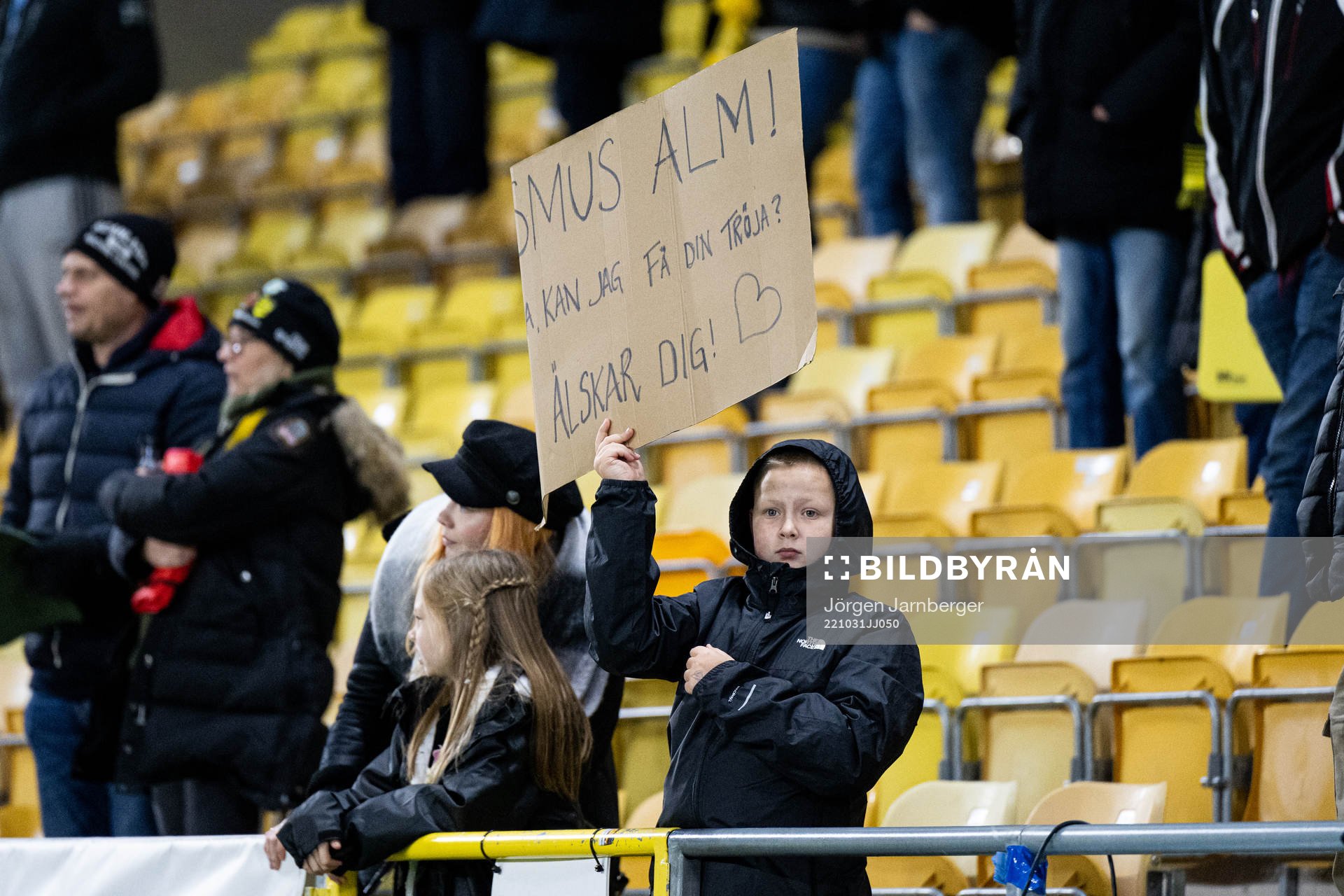 <<<supporter med skylt