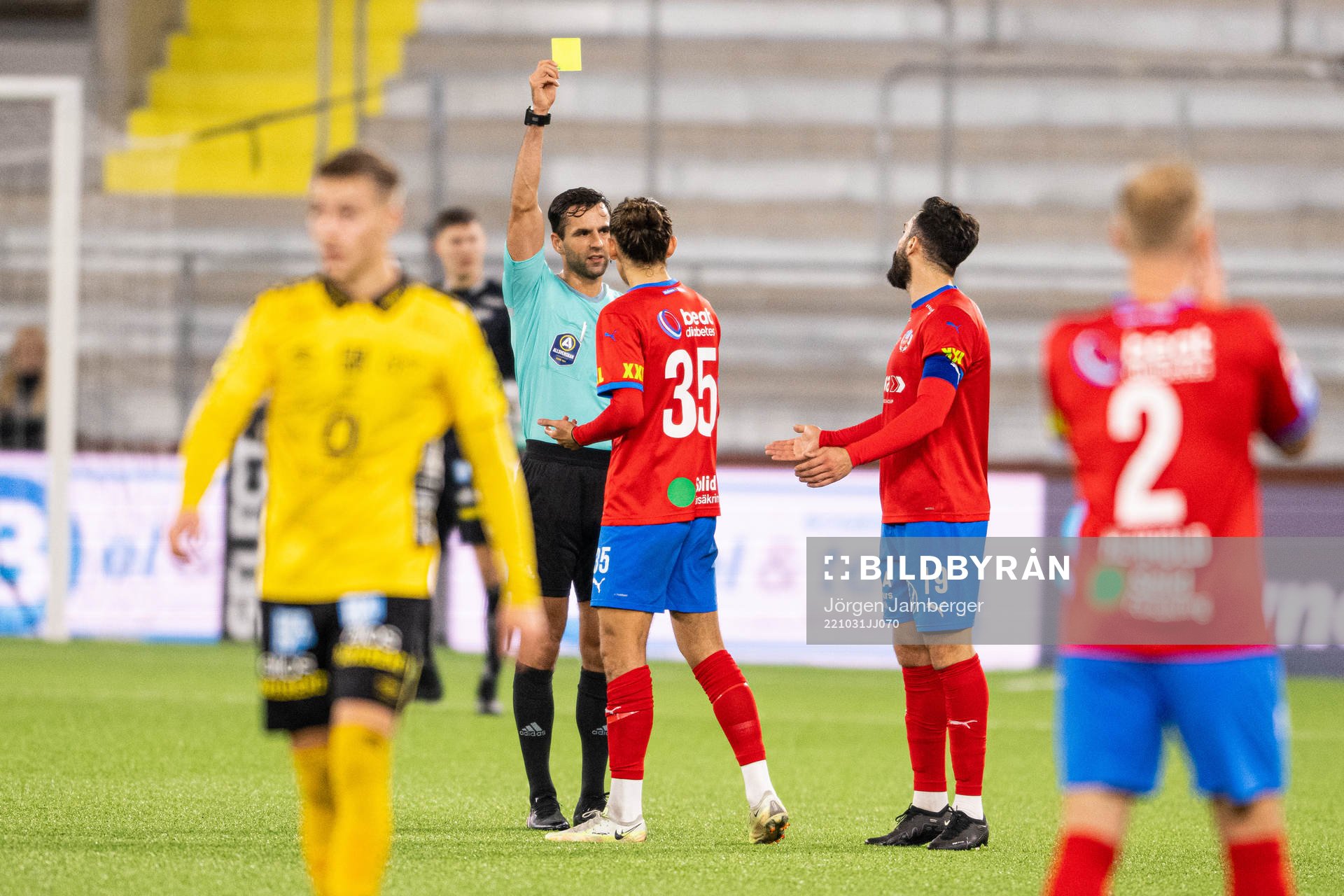Domare Granit Maqedonci visar gult kort till Helsingborgs
