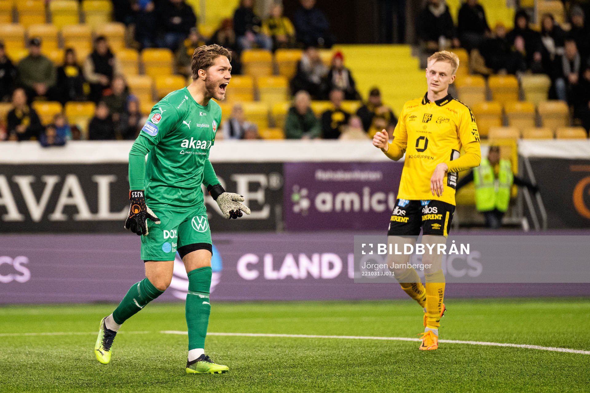 Helsingborgs målvakt Kalle Joelsson reagerar