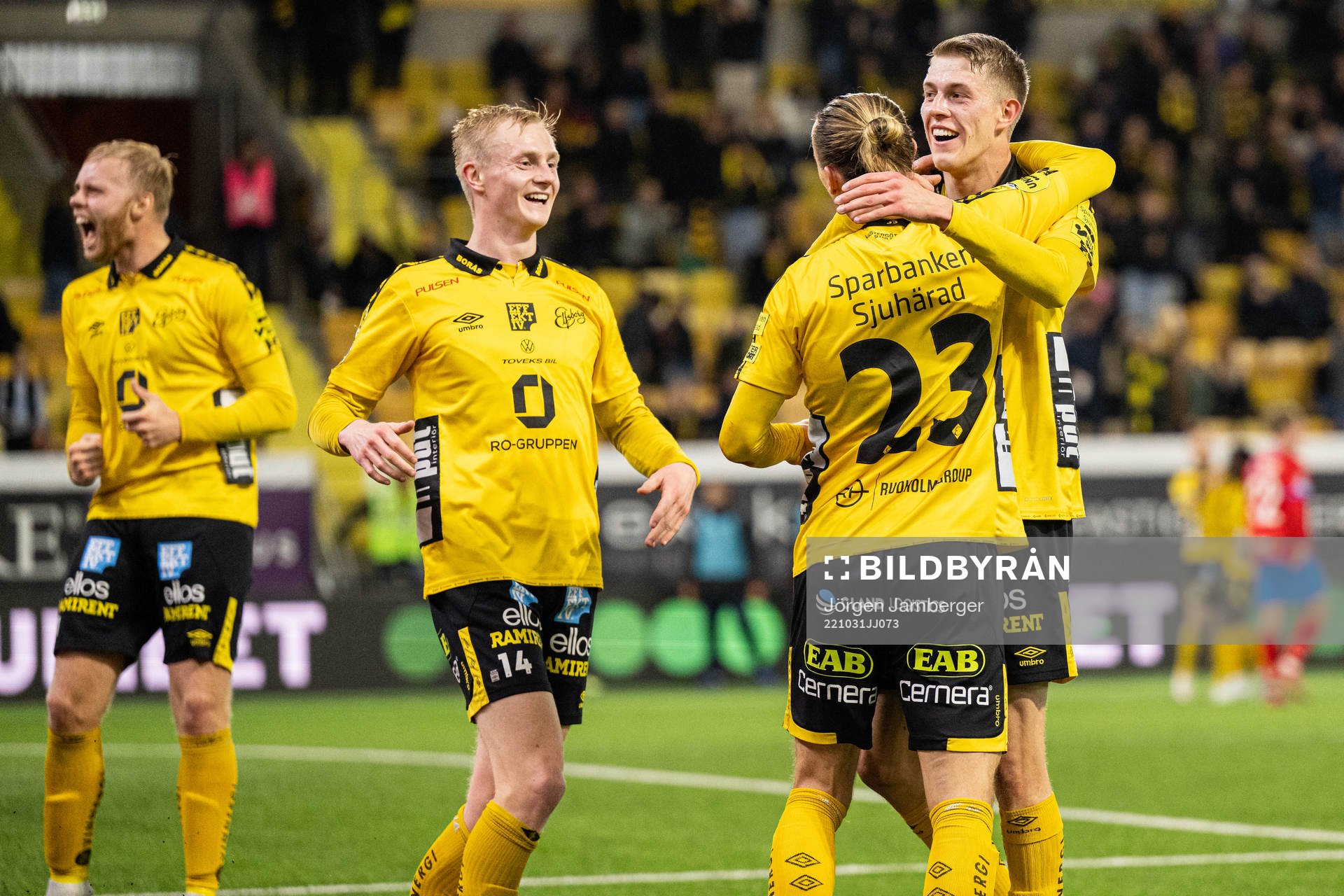 Elfsborgs Alexander Bernhardsson jublar med Oscar Aga och
