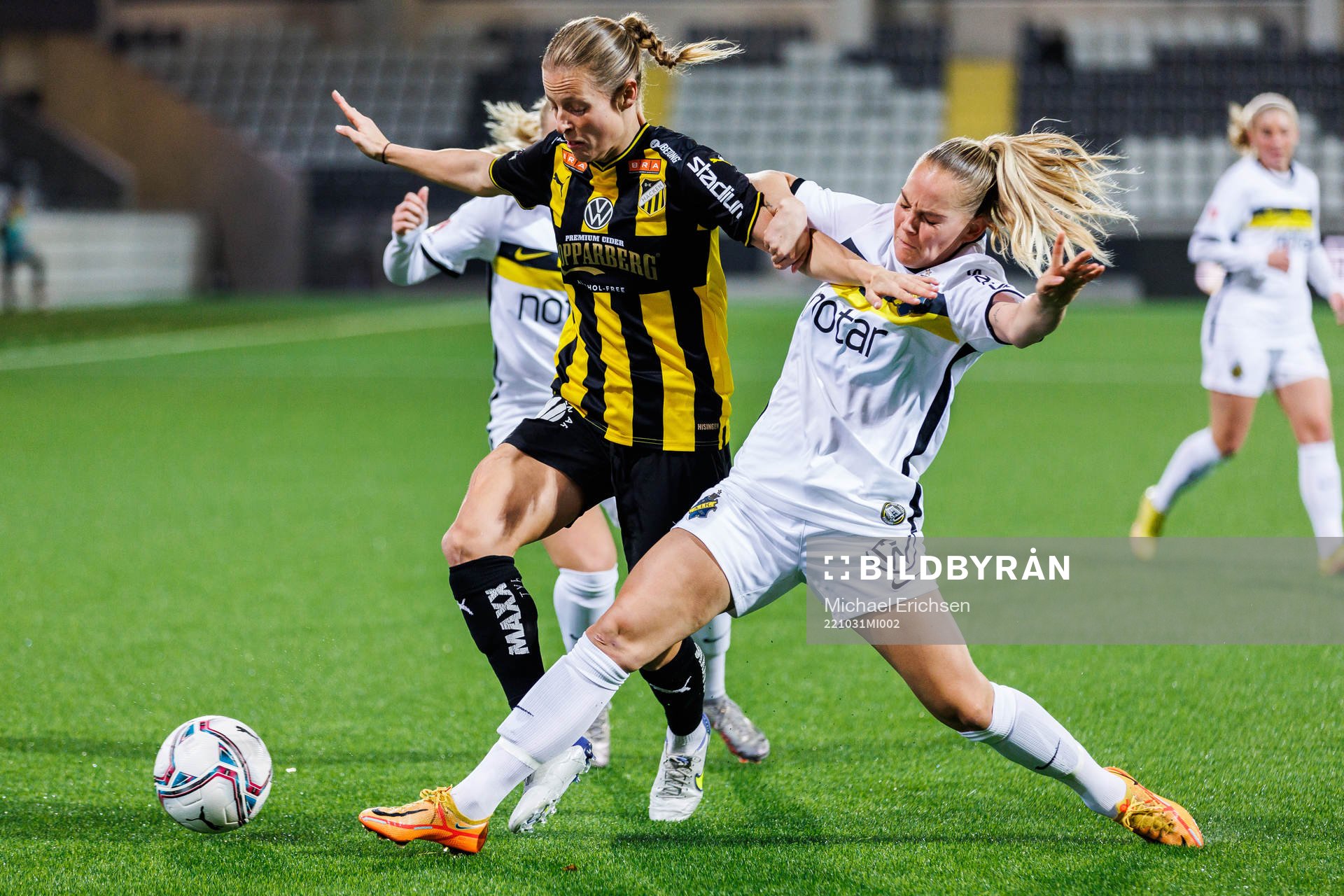 Häckens Anna Anvegård och AIKs Agnes Nyberg