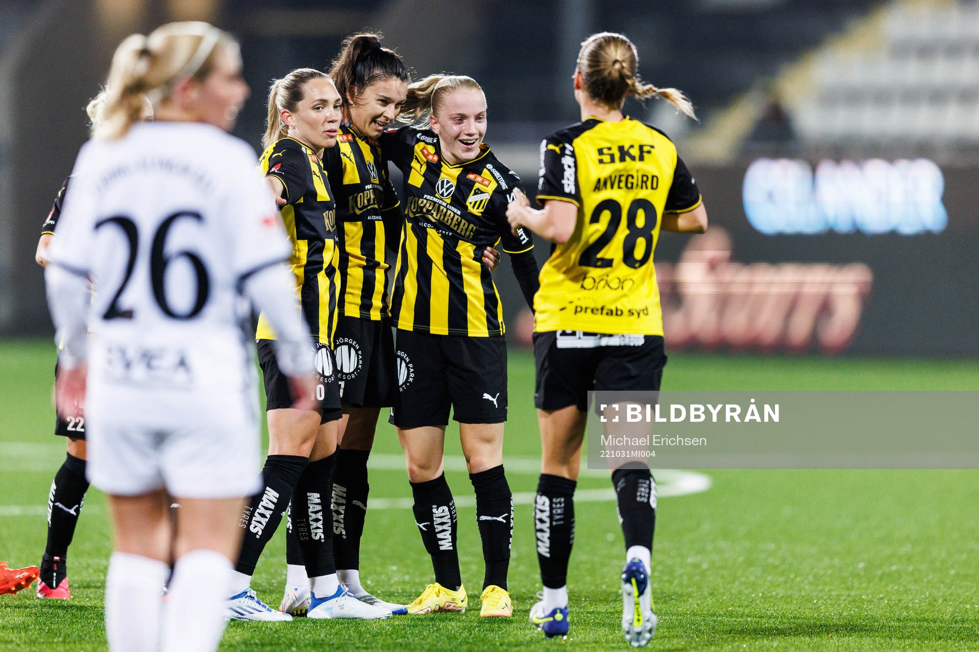 Häckens Anna Julia Csiki jublar med lagkamrater