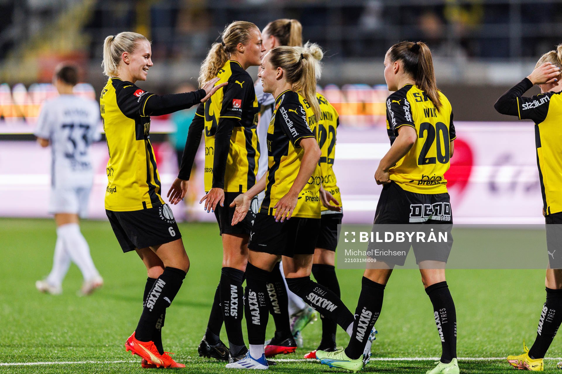 Häckens Elin Rubensson jublar med lagkamrater