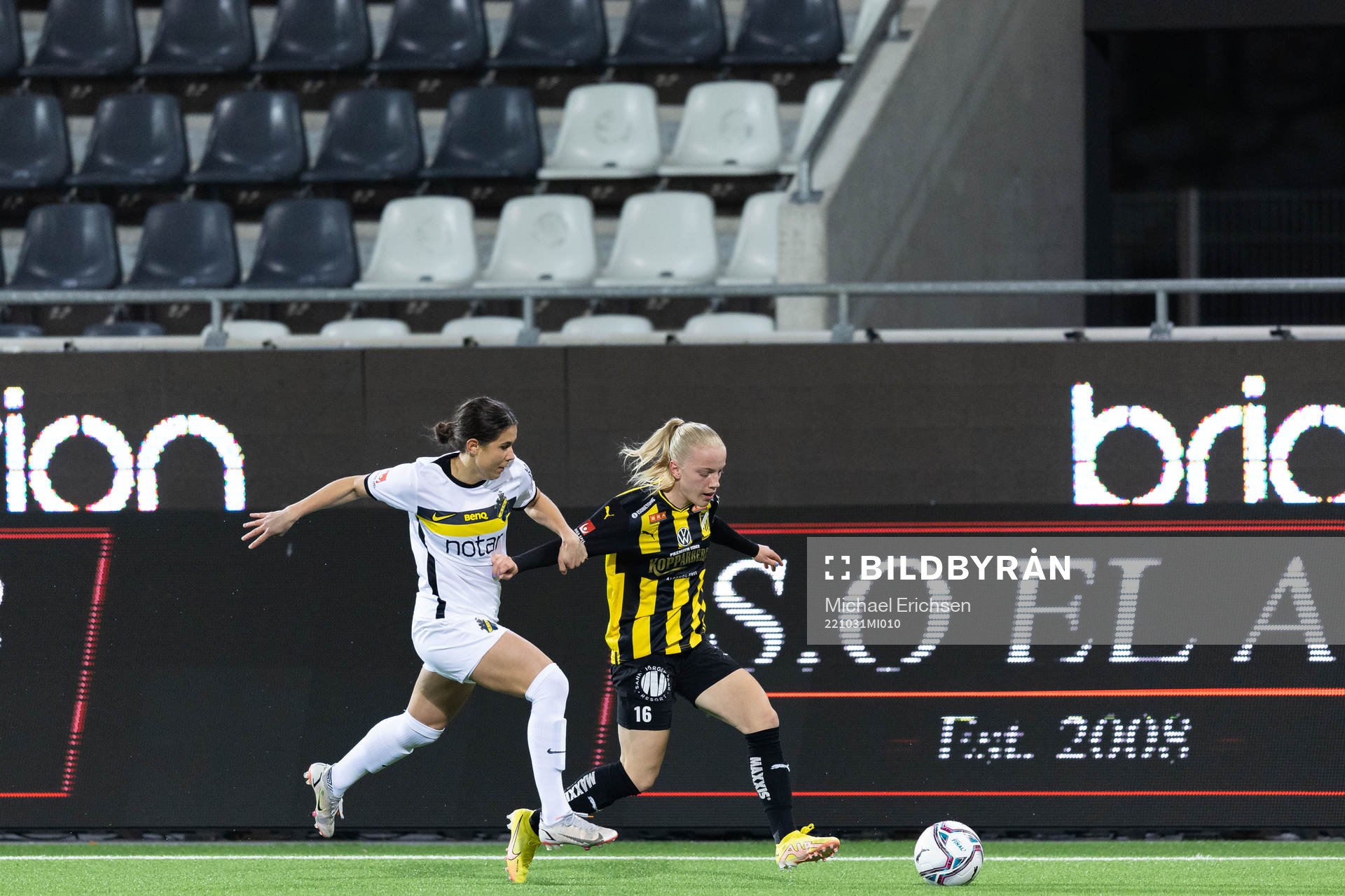 Häckens Anna Sandberg och AIKs Julia Olsson under fotbollsmatchen i Damallsvenskan mellan Häcken och AIK den 31 oktober 2022 i Göteborg. 