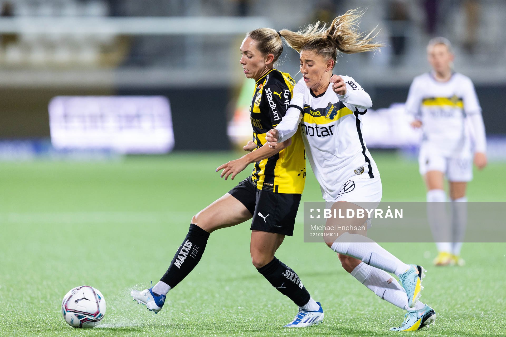 Häckens Elin Rubensson och AIKs Remy Siemsen under fotbollsmatchen i Damallsvenskan mellan Häcken och AIK den 31 oktober 2022 i Göteborg. 