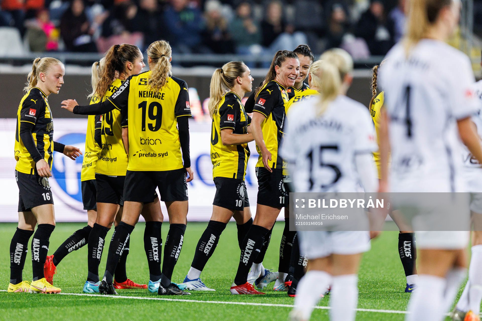 Häckens Elin Rubensson jublar med lagkamrater