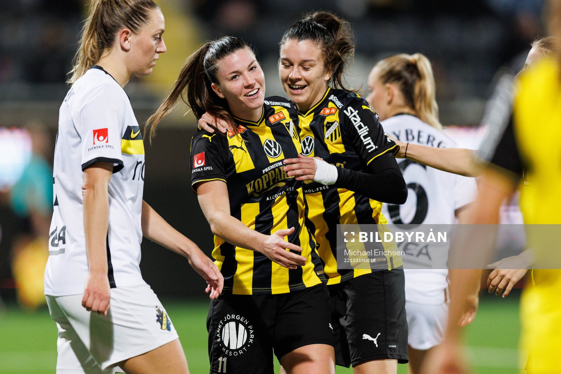 Häckens Pauline Hammarlund jublar