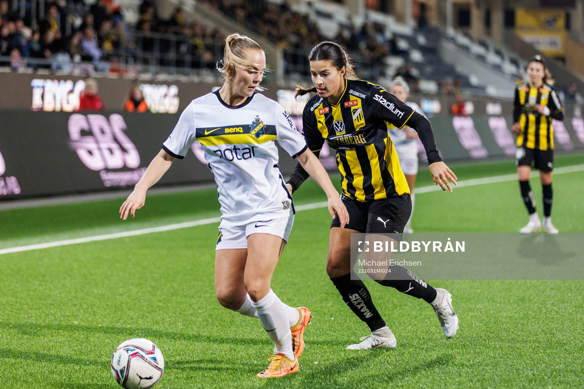 AIKs Agnes Nyberg och Häckens Emily Madril