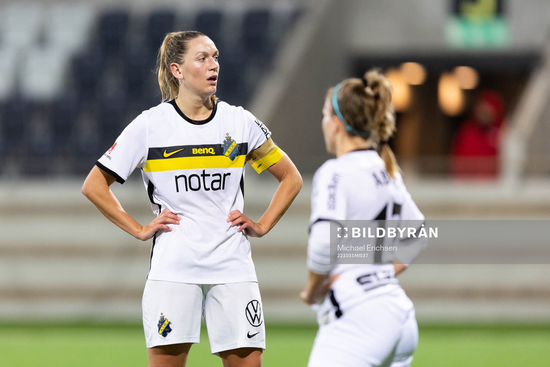 AIKs Jennie Nordin och Allison Aaricka Maclaren Abbe deppar
