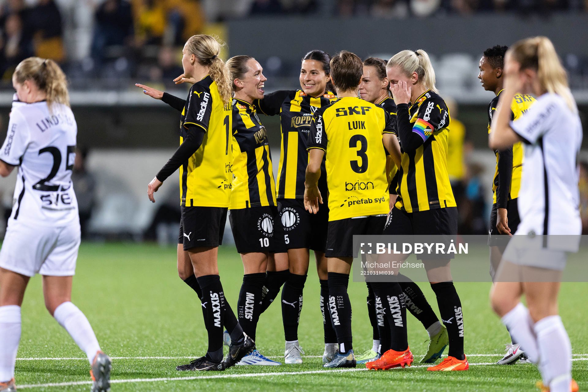 Häckens Emily Madril jublar med lagkamrater