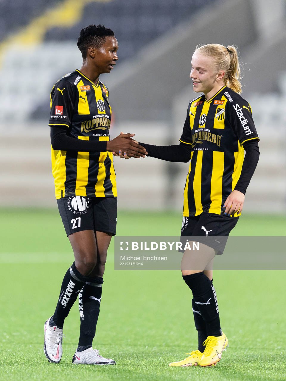 Häckens Aisha Ahmed Abdulle jublar ihop med Anna Sandberg