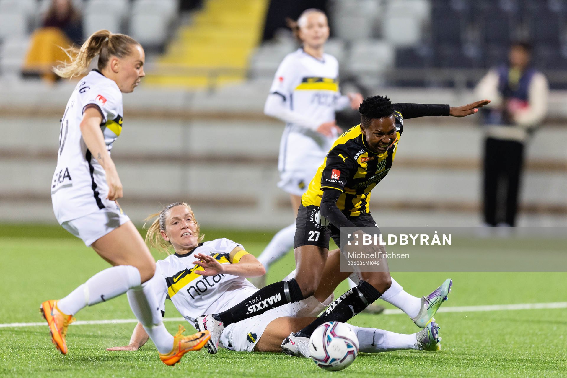 AIKs Jennie Nordin tacklar Häckens Aisha Ahmed Abdulle