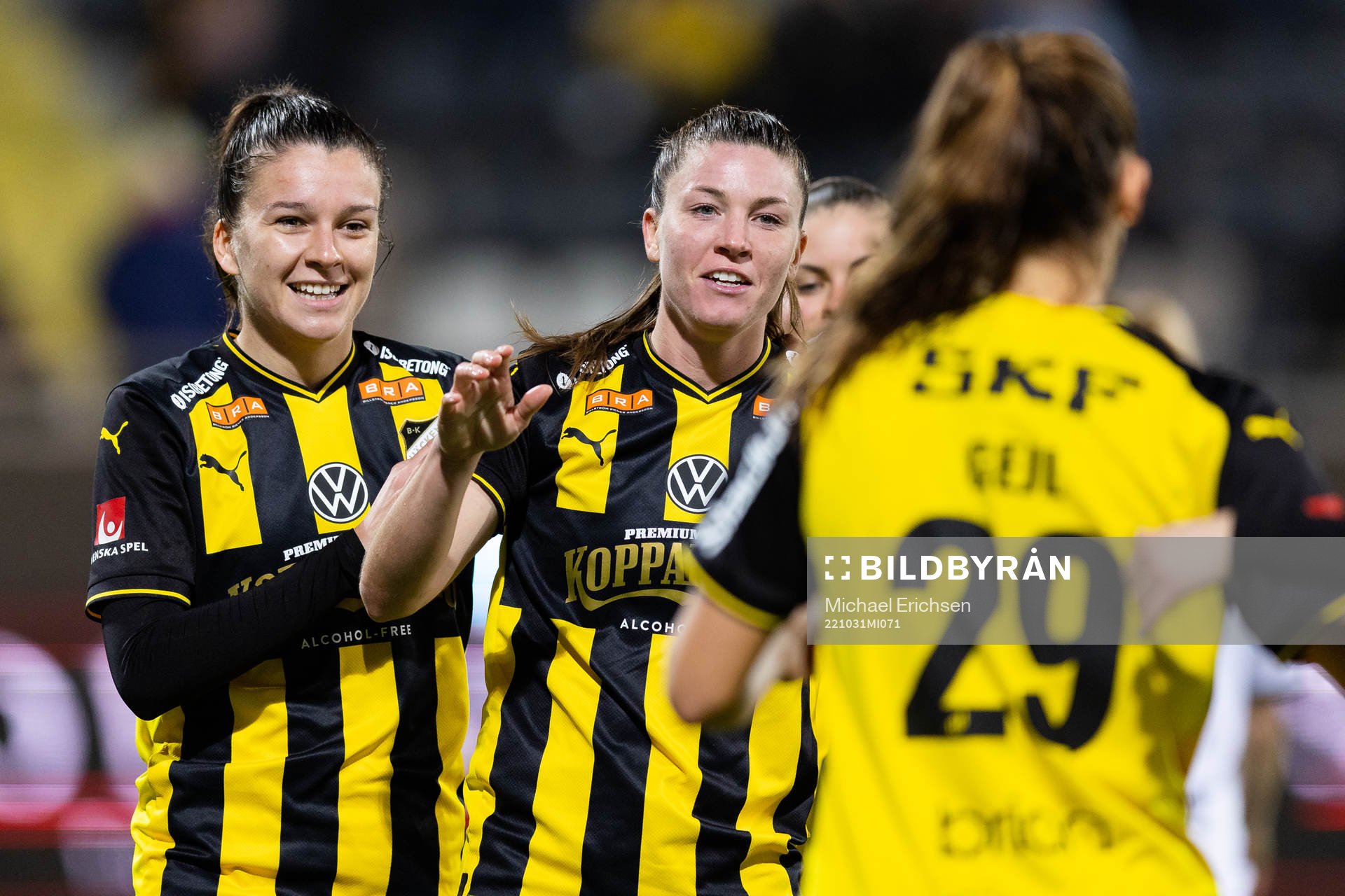 Häckens Pauline Hammarlund jublar ihop med Anna Julia