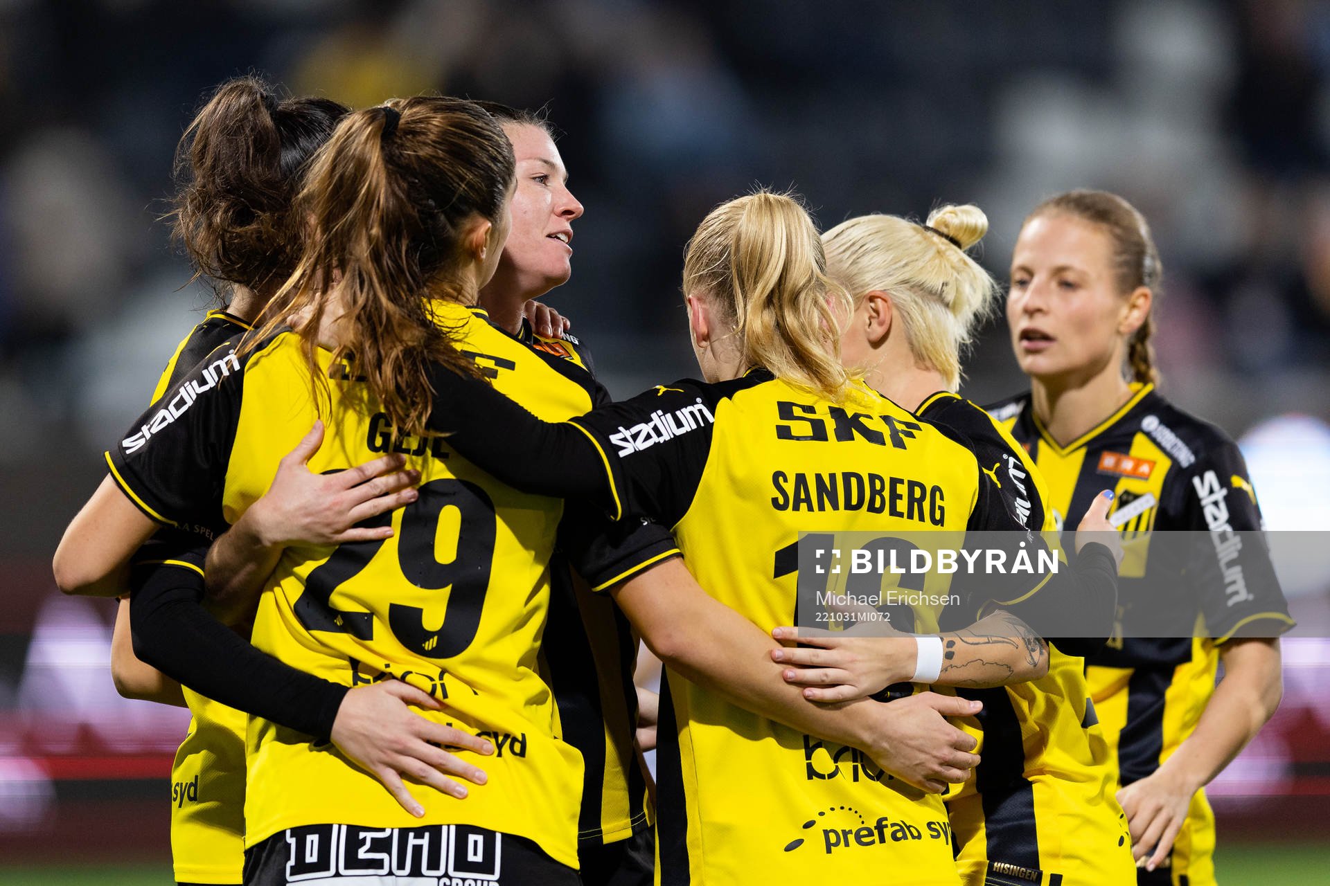 Häckens Pauline Hammarlund jublar ihop med lagkamrater