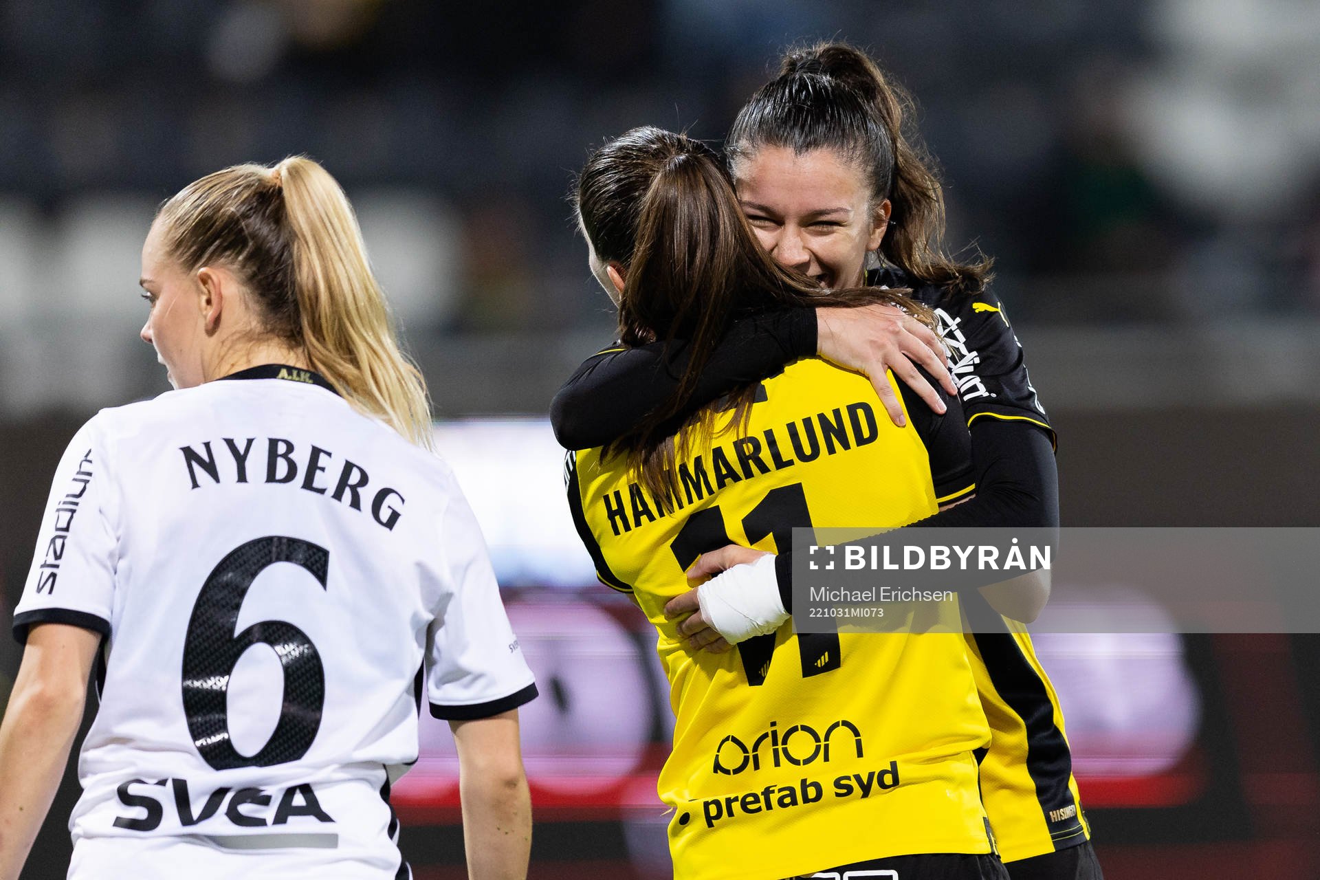 Häckens Pauline Hammarlund jublar ihop med Anna Julia Csiki