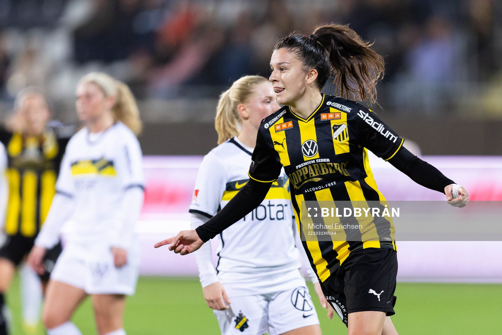 Häckens Anna Julia Csiki jublar