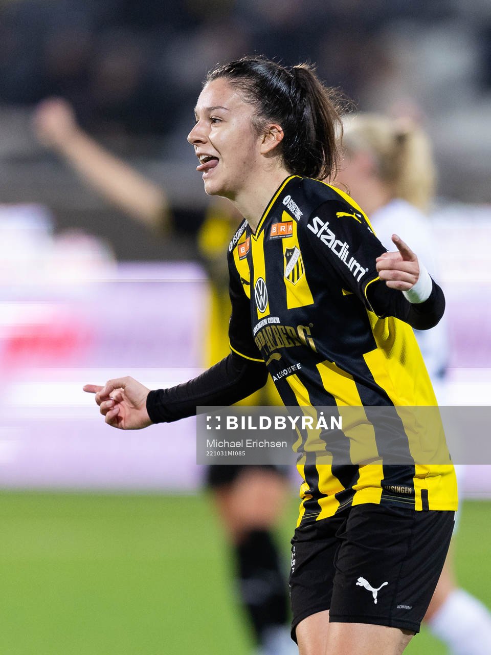 Häckens Anna Julia Csiki jublar