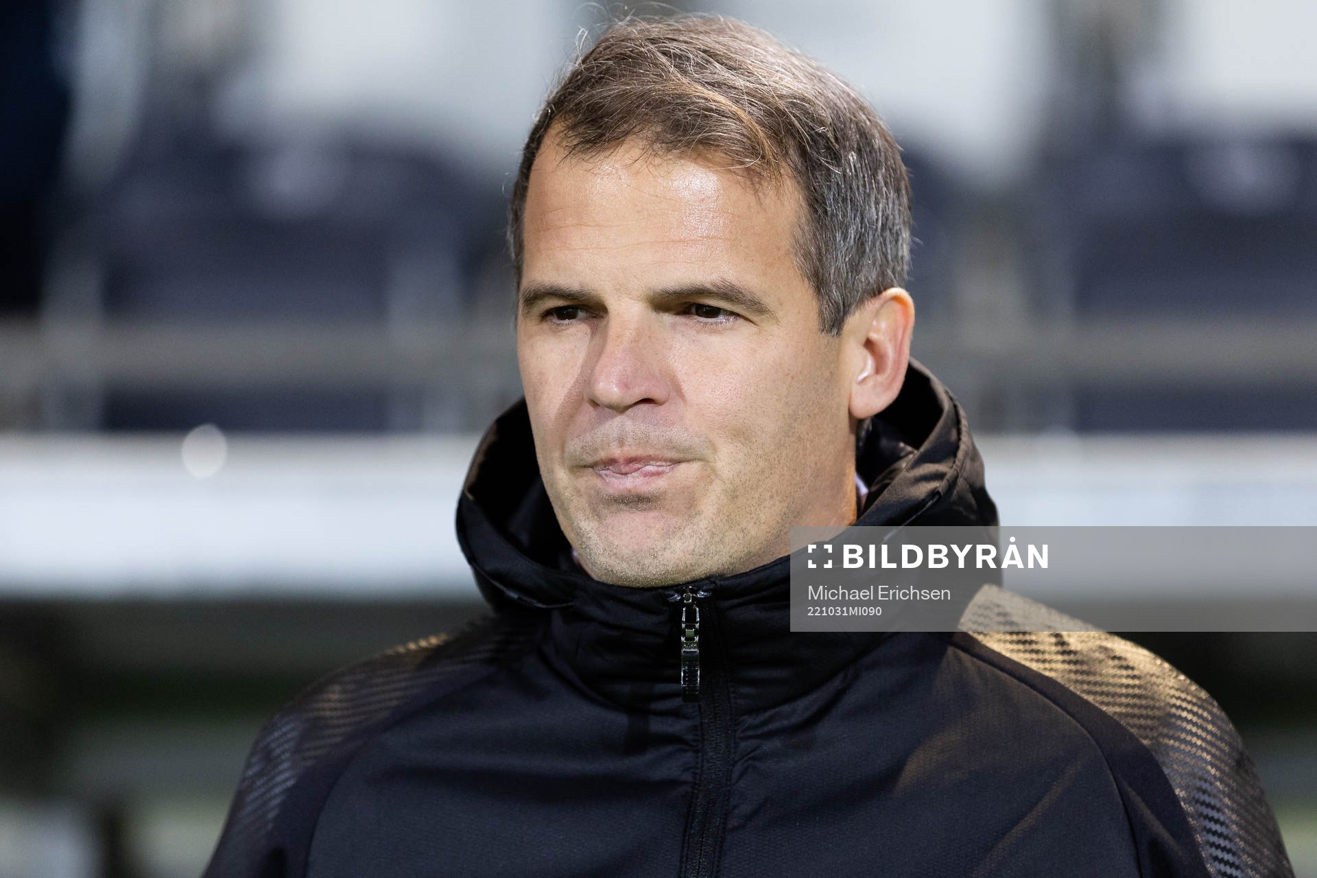Häckens tränare Robert Vilahamn innan  fotbollsmatchen i