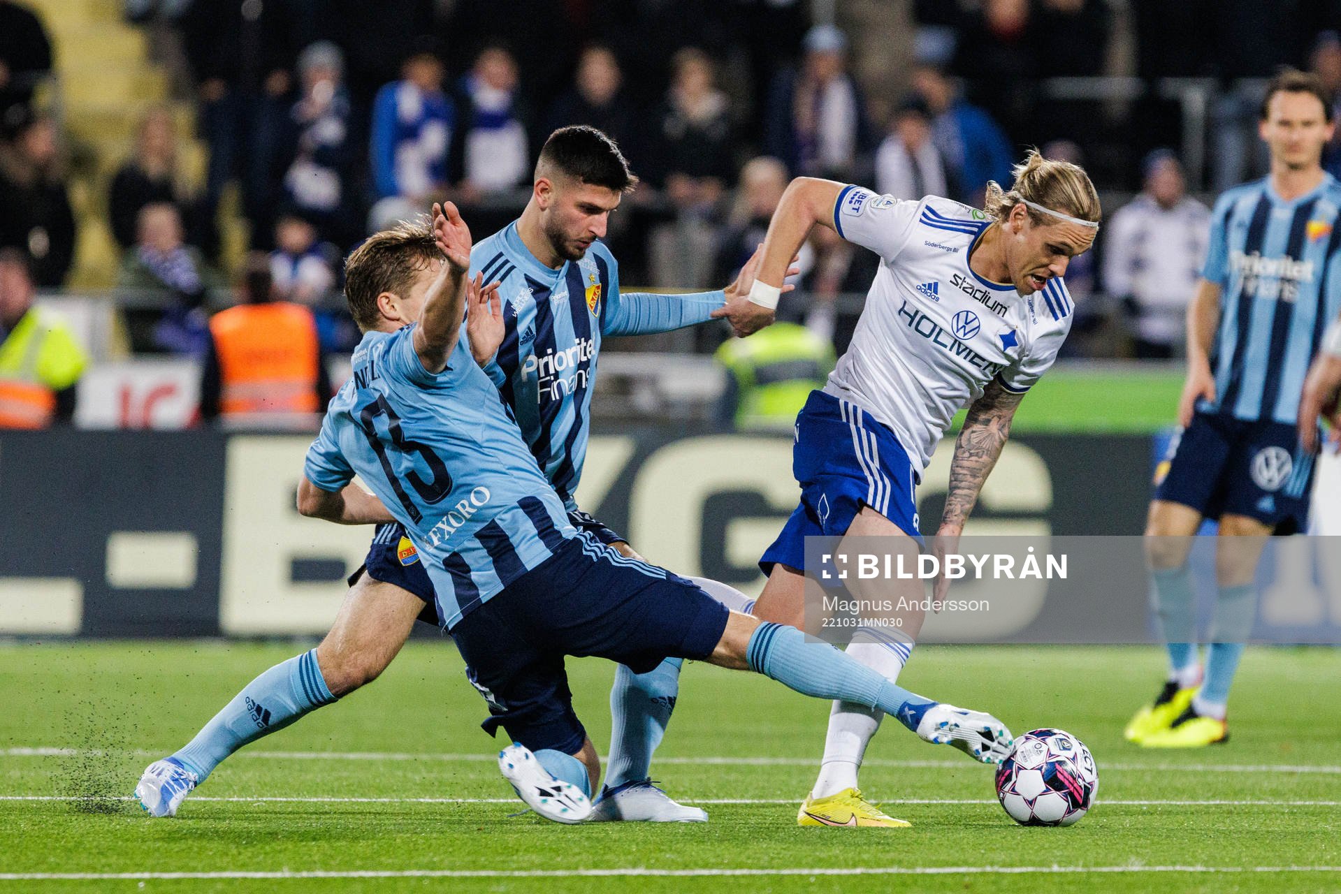 Djurgårdens Hampus Finndell och Besard Sabovic mot IFK Norrköpings Arnor Sigurdsson under fotbollsmatchen i Allsvenskan mellan IFK Norrköping och Djurgården den 31 oktober 2022 i Norrköping.