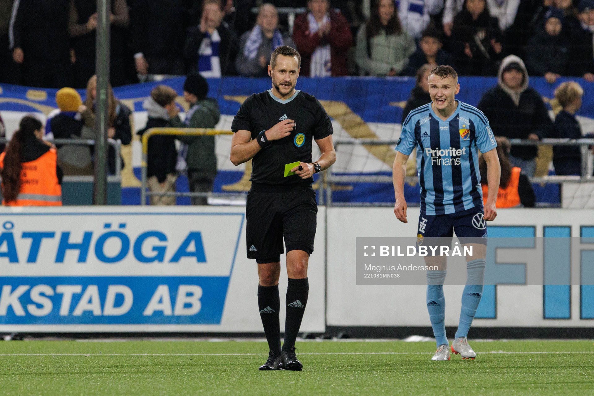 Djurgårdens Piotr Johansson reagerar mot domaren